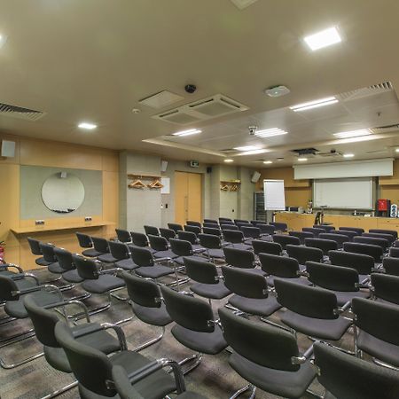 Ramada By Wyndham Istanbul Pera Taksim Hotel Ngoại thất bức ảnh The conference room