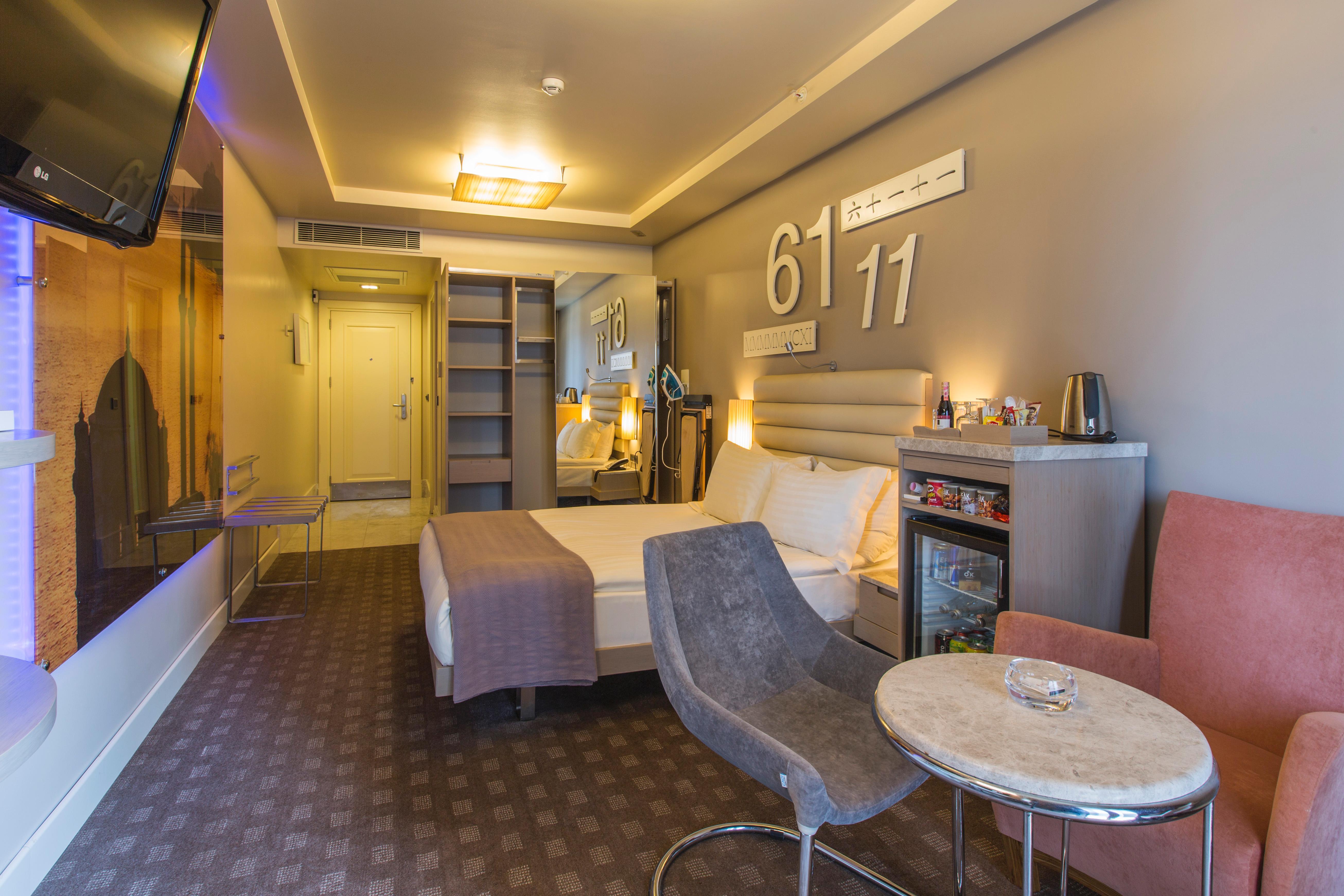 Ramada By Wyndham Istanbul Pera Taksim Hotel Ngoại thất bức ảnh A room at the hotel