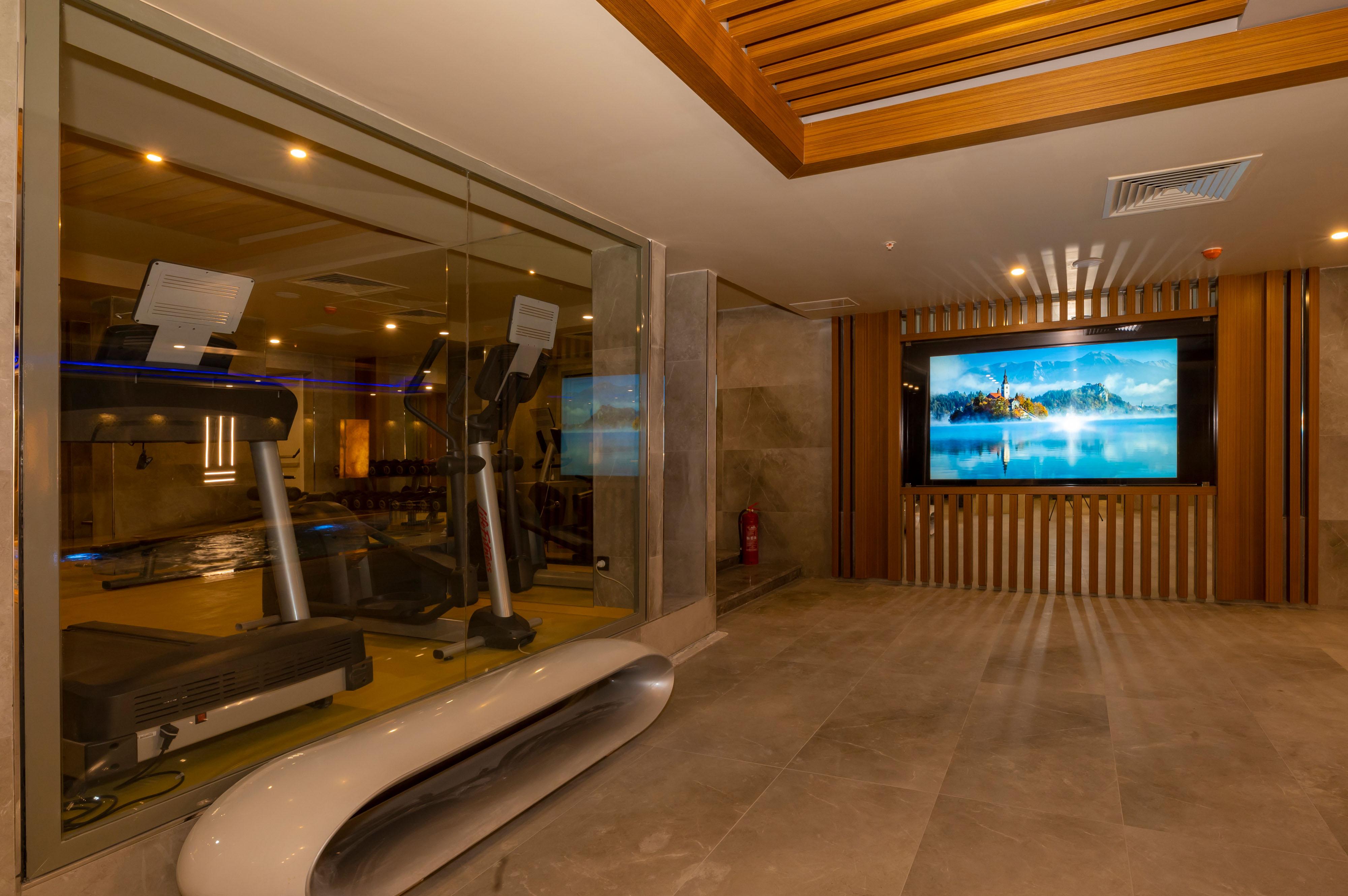 Ramada By Wyndham Istanbul Pera Taksim Hotel Ngoại thất bức ảnh The gym at the hotel