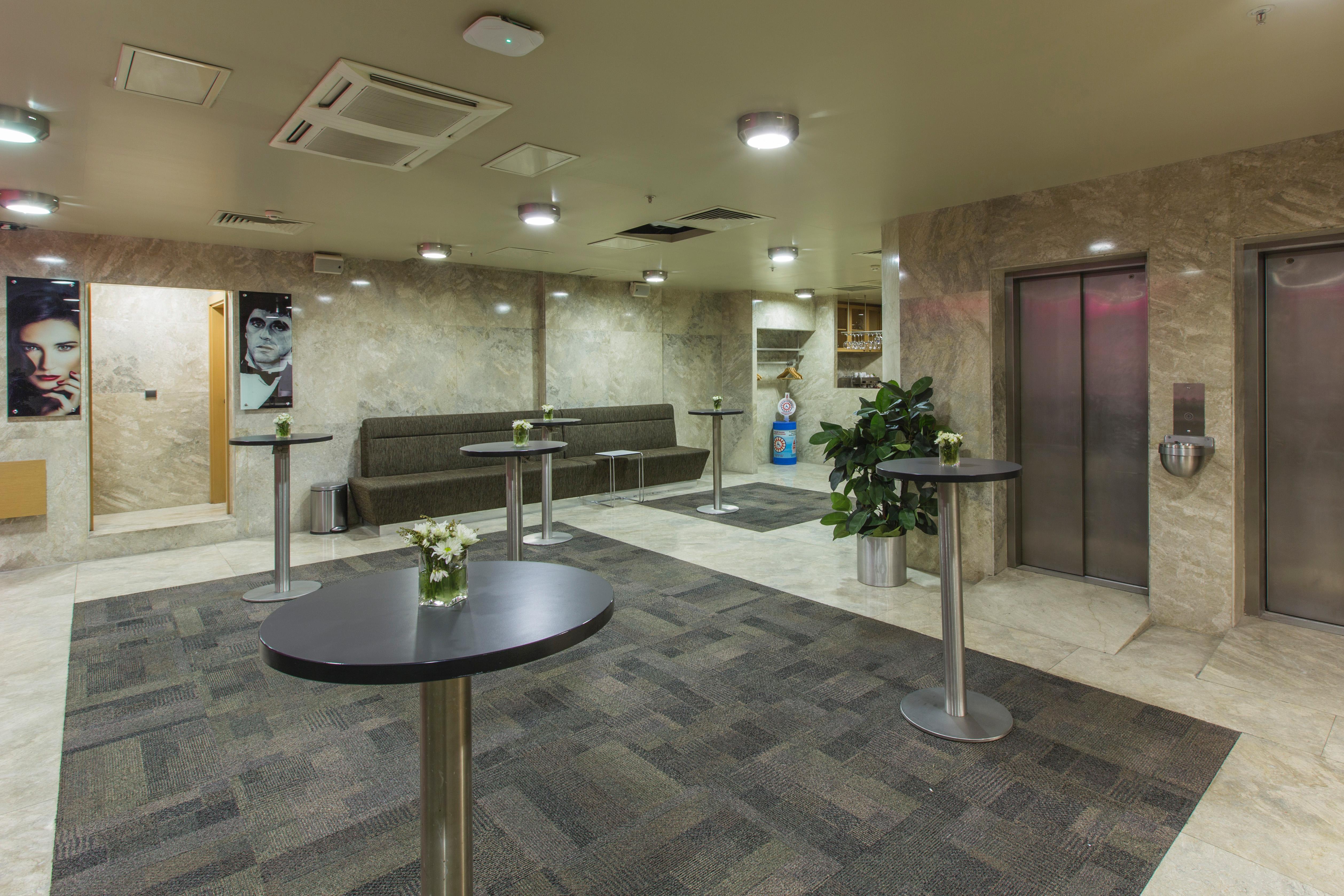 Ramada By Wyndham Istanbul Pera Taksim Hotel Ngoại thất bức ảnh The reception area of the hotel