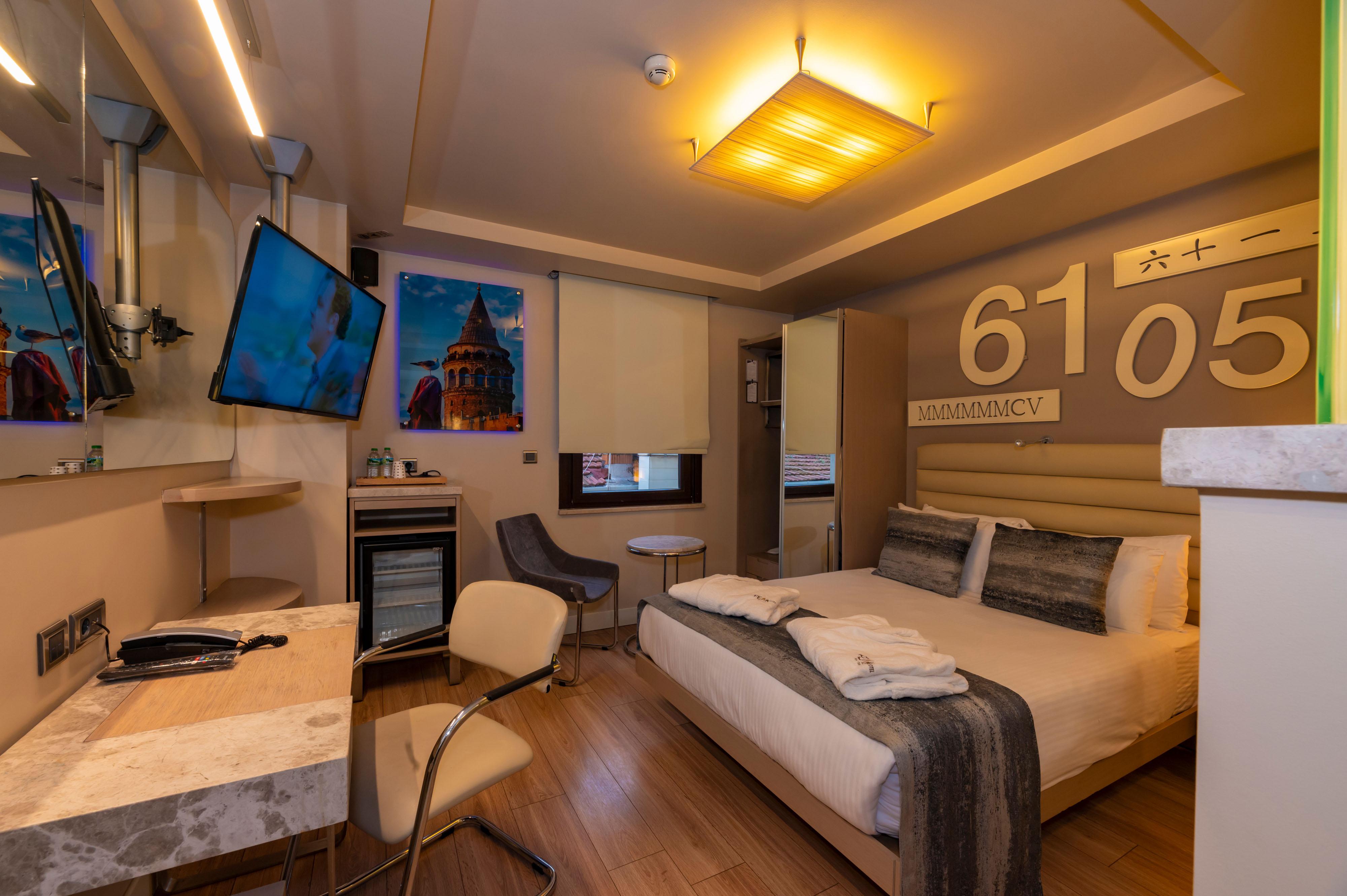 Ramada By Wyndham Istanbul Pera Taksim Hotel Ngoại thất bức ảnh A room at the hotel
