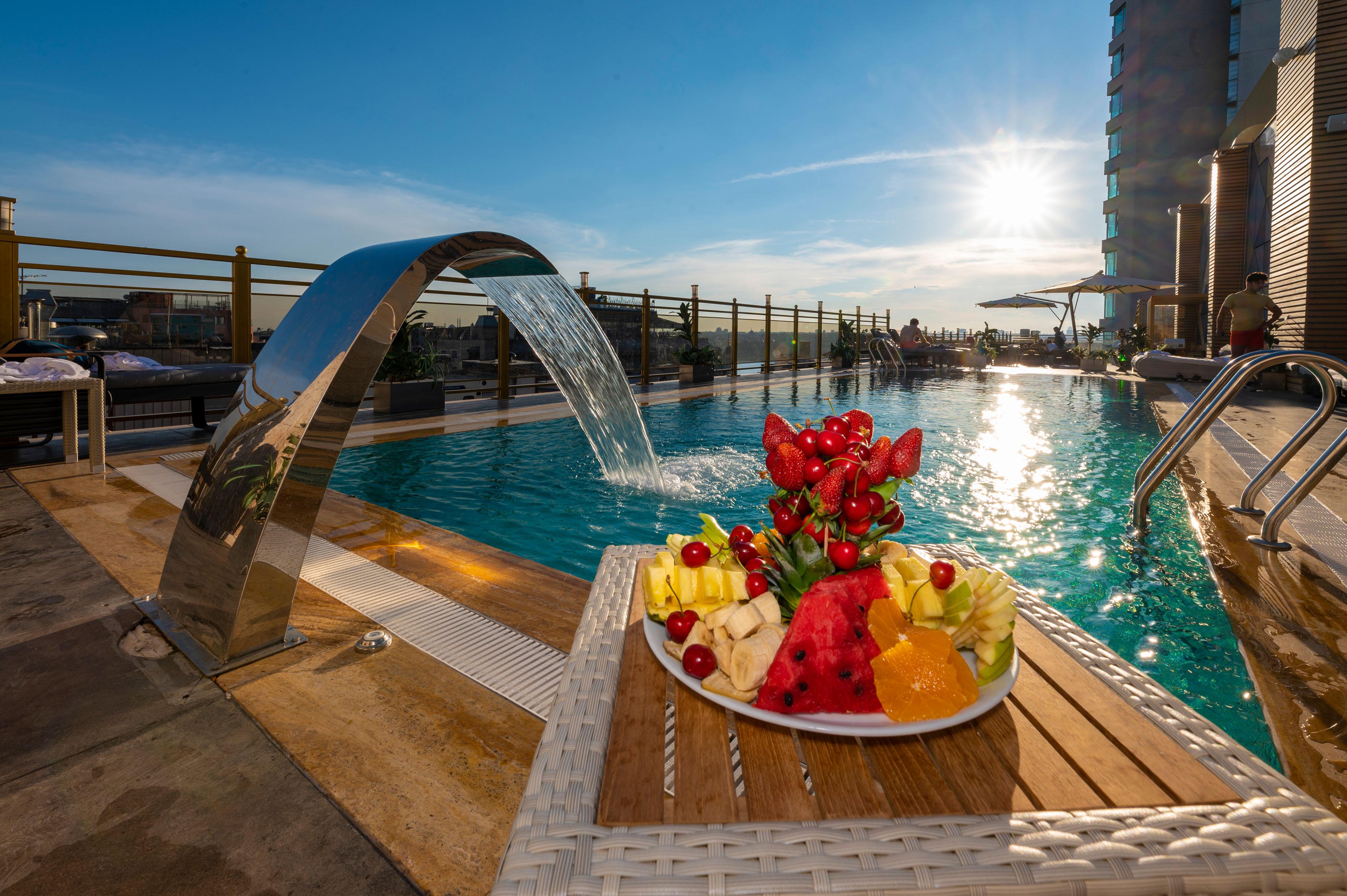 Ramada By Wyndham Istanbul Pera Taksim Hotel Ngoại thất bức ảnh Rooftop pool