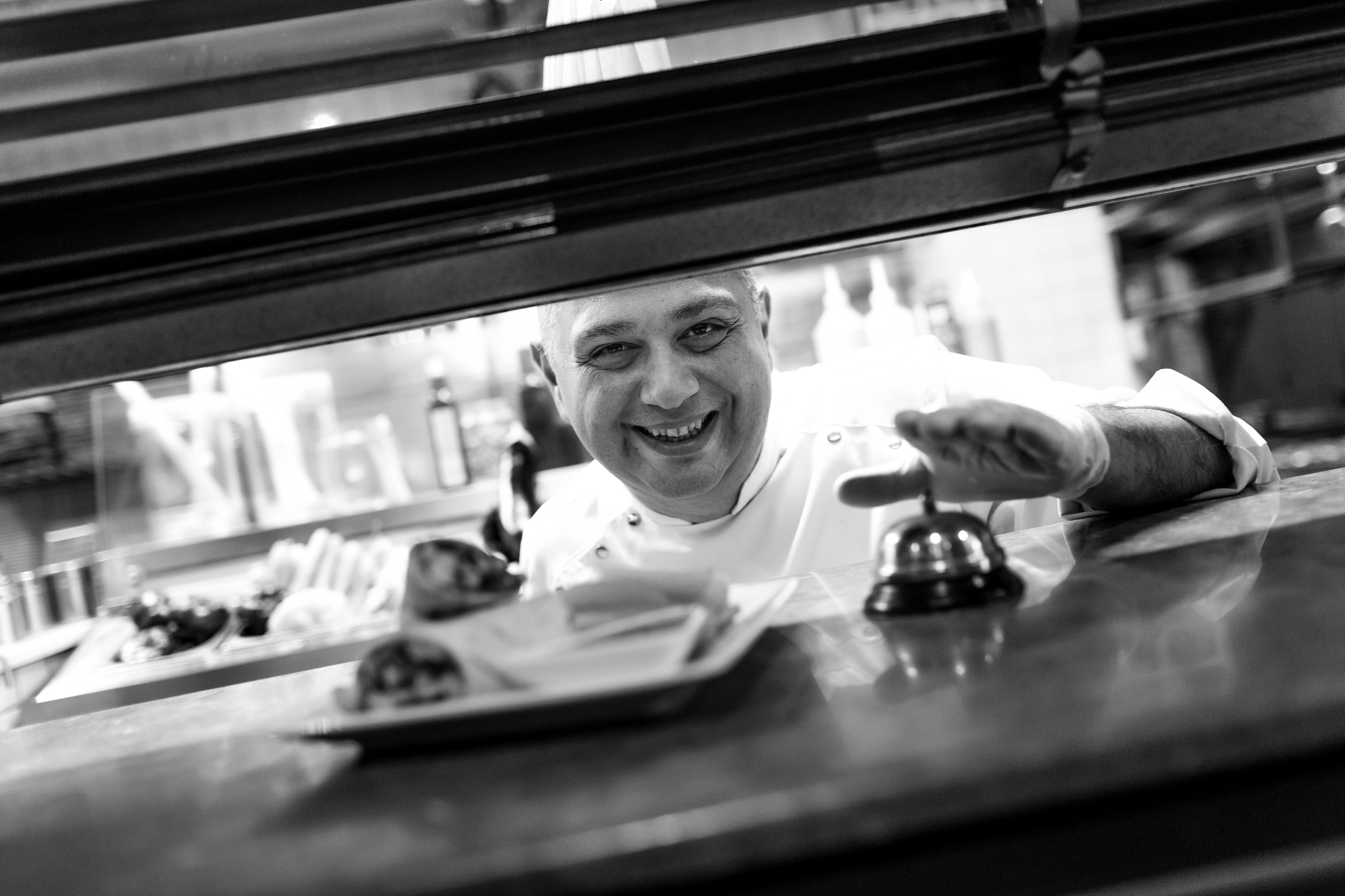 Ramada By Wyndham Istanbul Pera Taksim Hotel Ngoại thất bức ảnh Chef in the kitchen