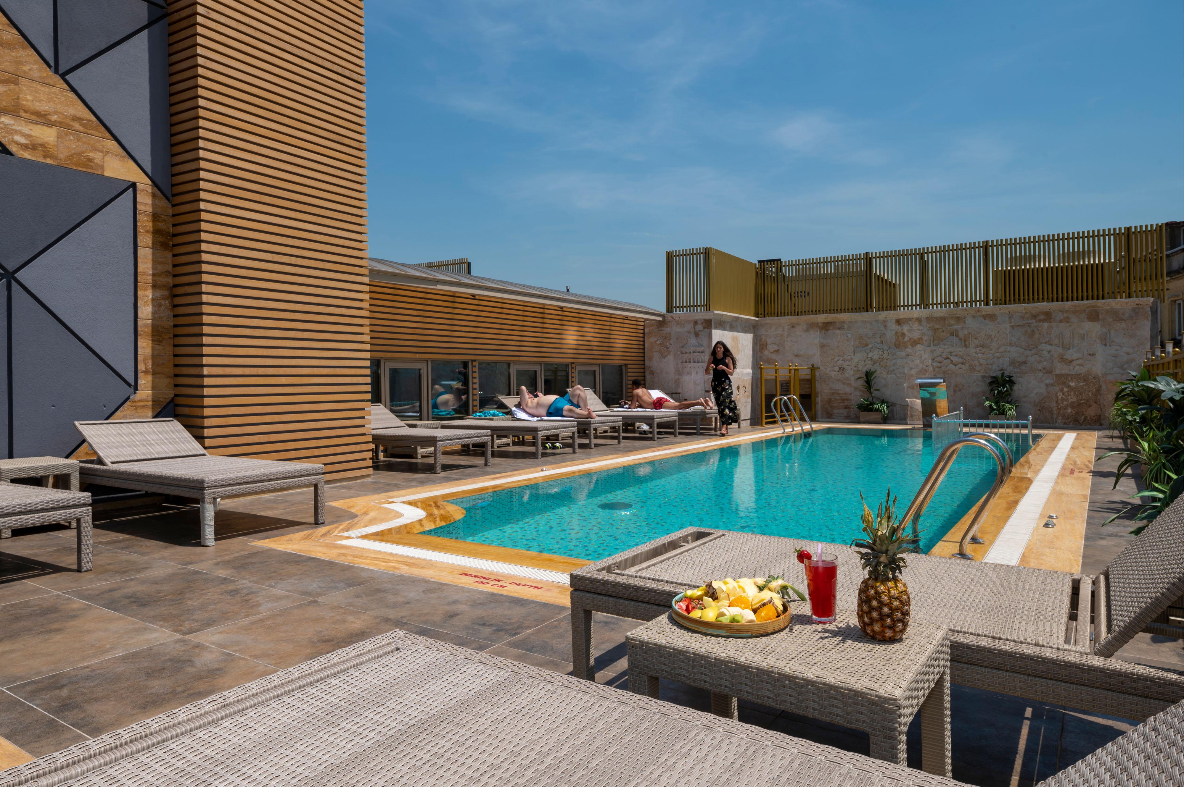 Ramada By Wyndham Istanbul Pera Taksim Hotel Ngoại thất bức ảnh Rooftop pool