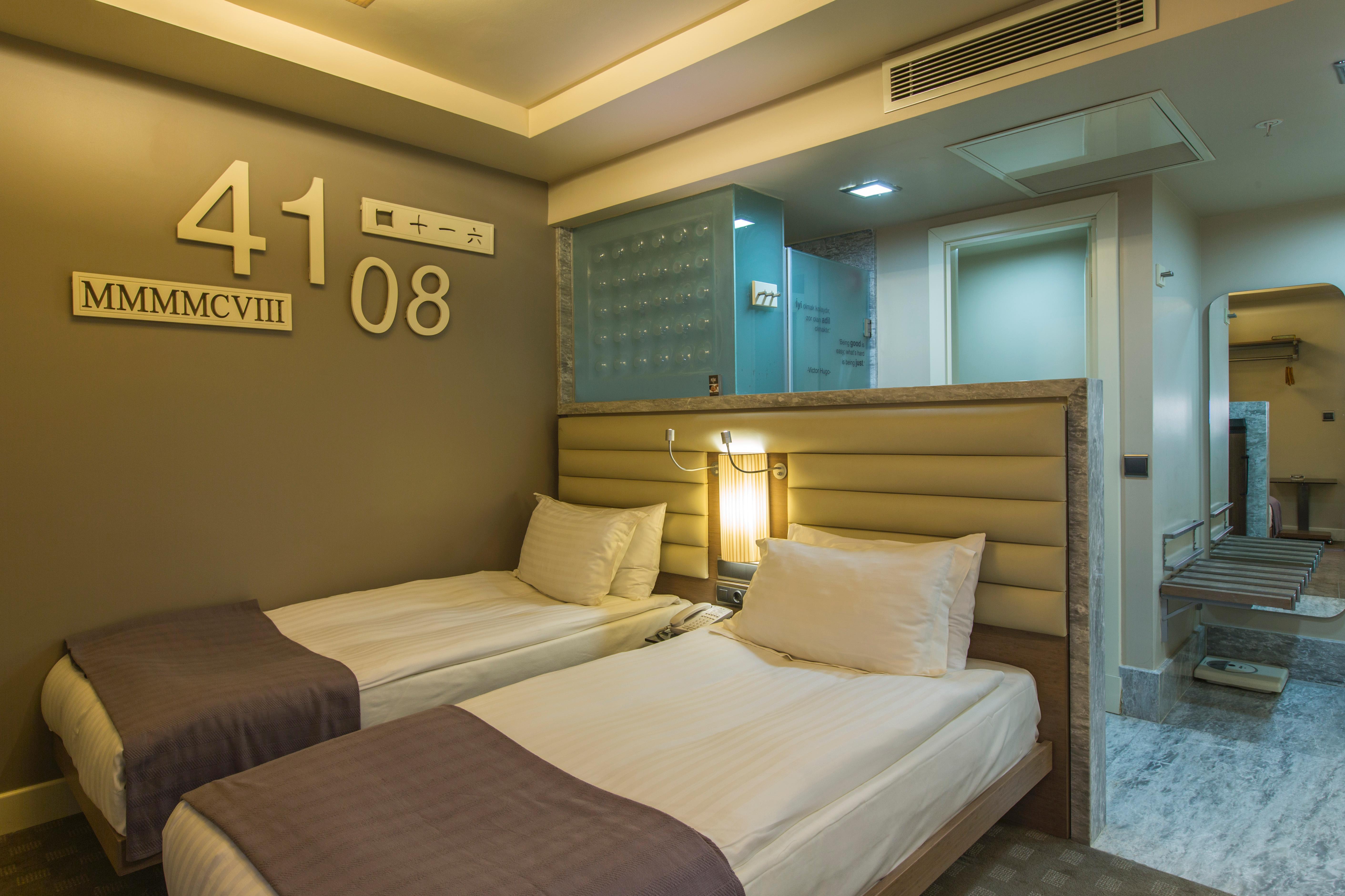 Ramada By Wyndham Istanbul Pera Taksim Hotel Ngoại thất bức ảnh A room at the hotel