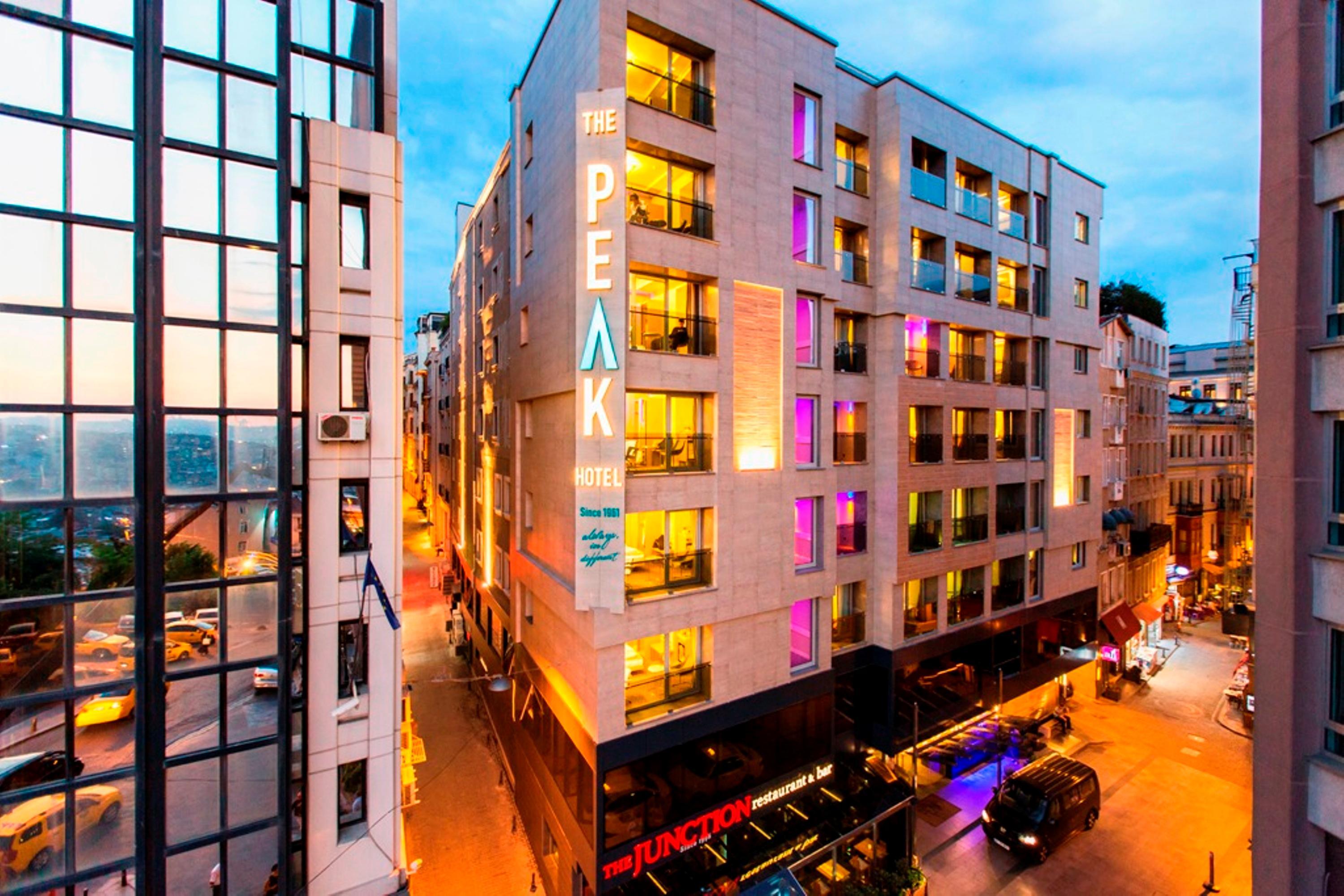 Ramada By Wyndham Istanbul Pera Taksim Hotel Ngoại thất bức ảnh The Peak Hotel