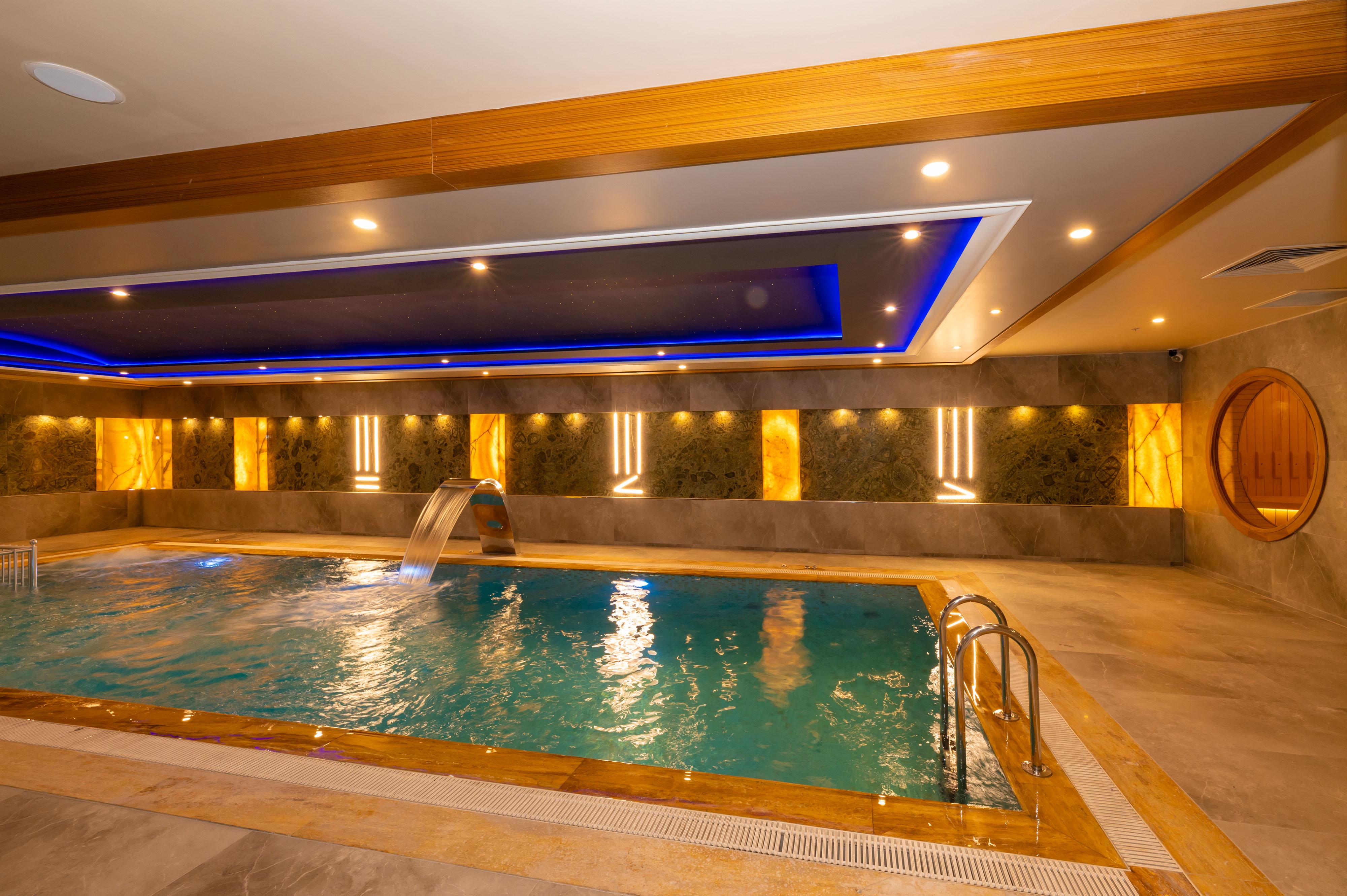 Ramada By Wyndham Istanbul Pera Taksim Hotel Ngoại thất bức ảnh The swimming pool at the hotel