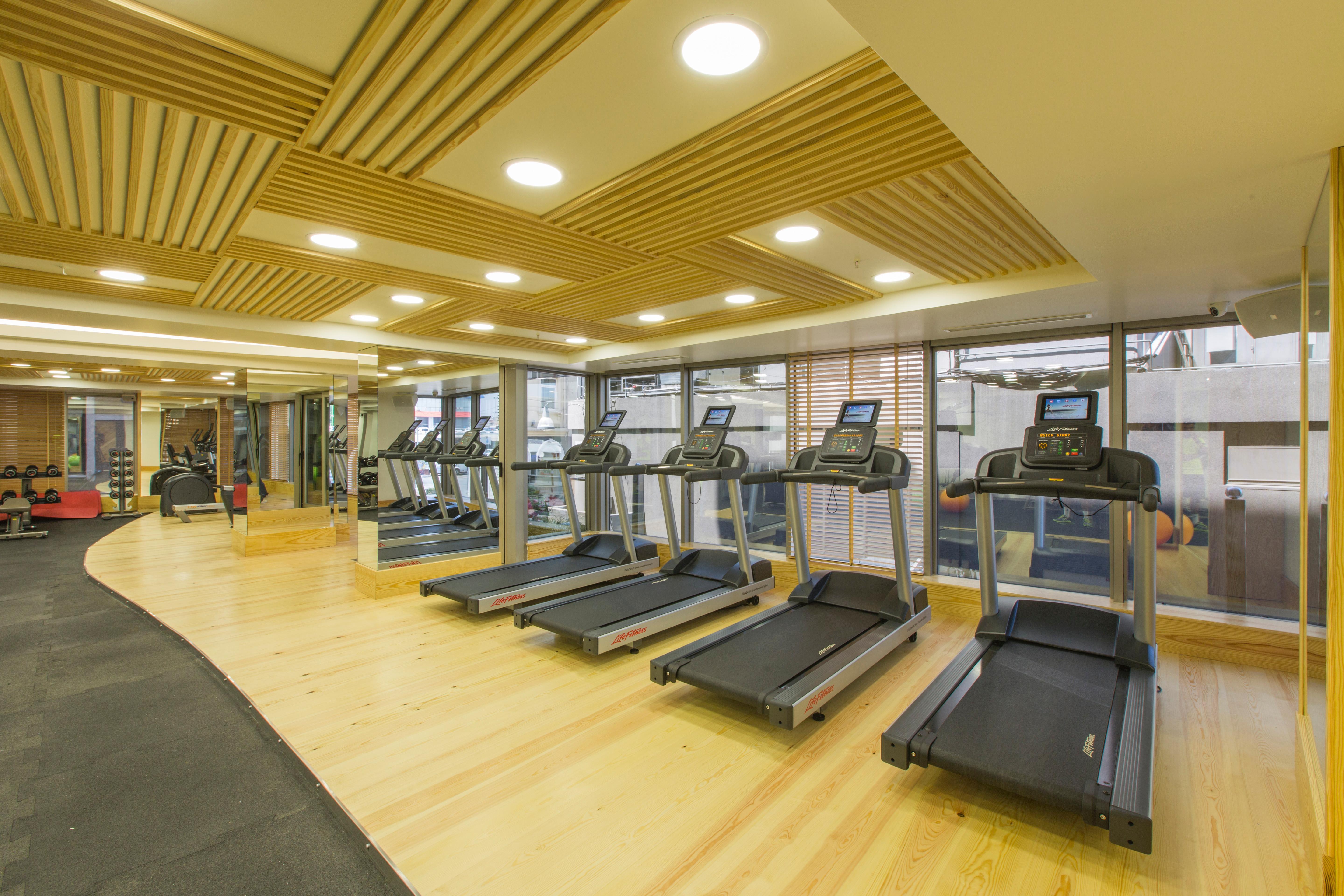 Ramada By Wyndham Istanbul Pera Taksim Hotel Ngoại thất bức ảnh The gym at the hotel