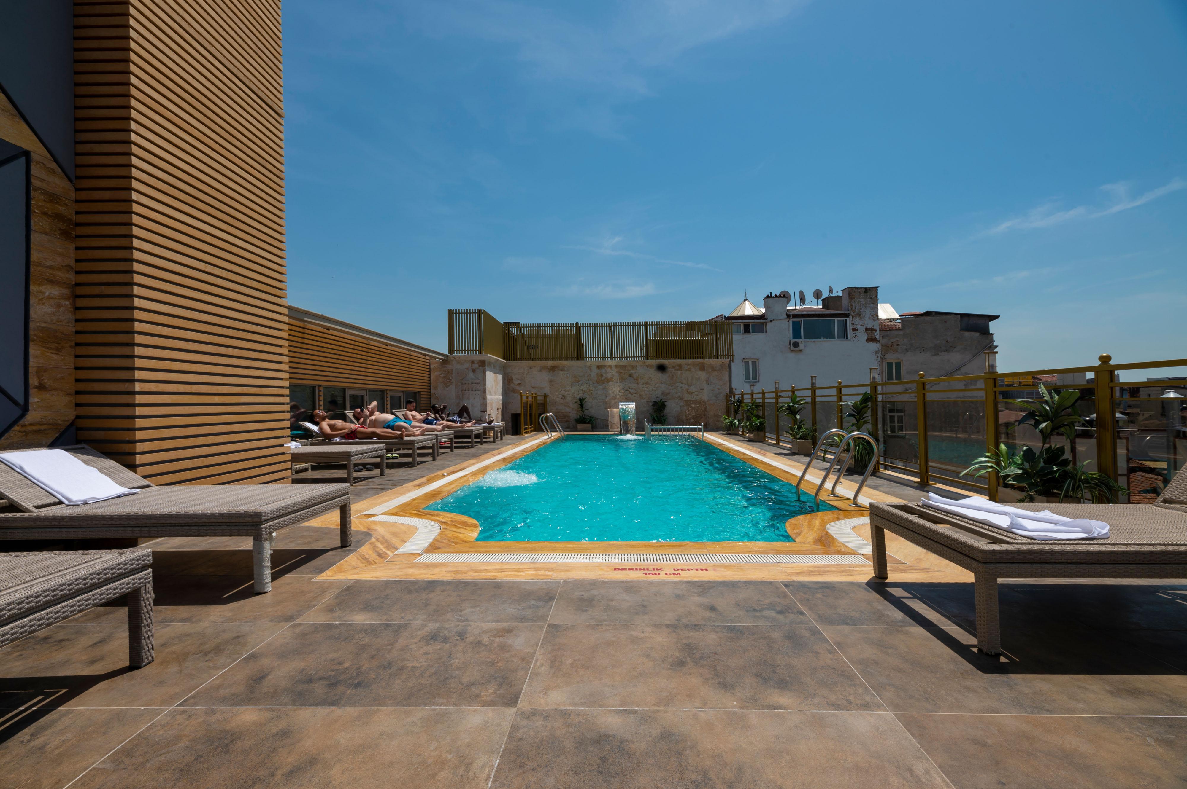 Ramada By Wyndham Istanbul Pera Taksim Hotel Ngoại thất bức ảnh Rooftop pool