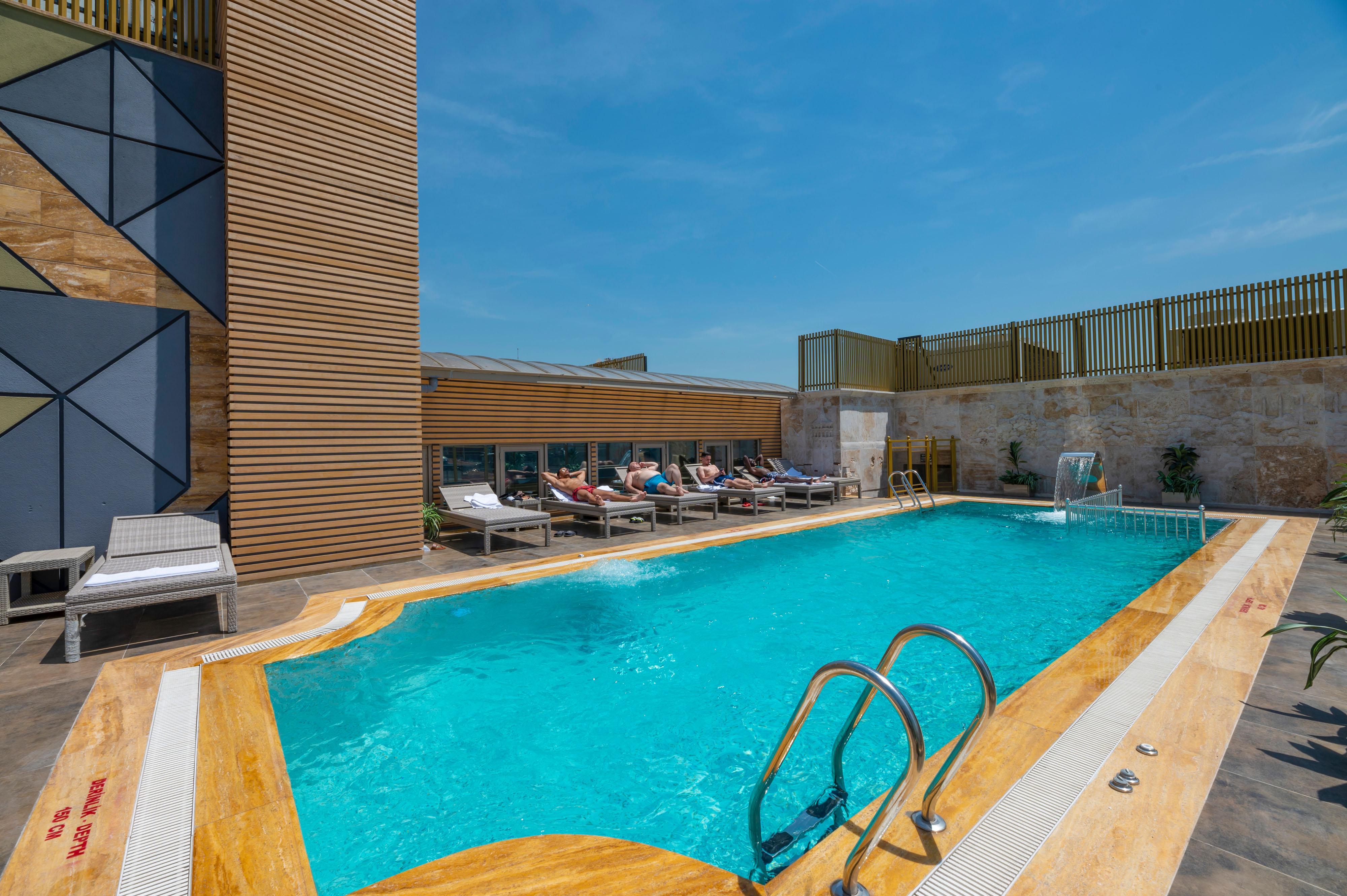 Ramada By Wyndham Istanbul Pera Taksim Hotel Ngoại thất bức ảnh The pool at the hotel