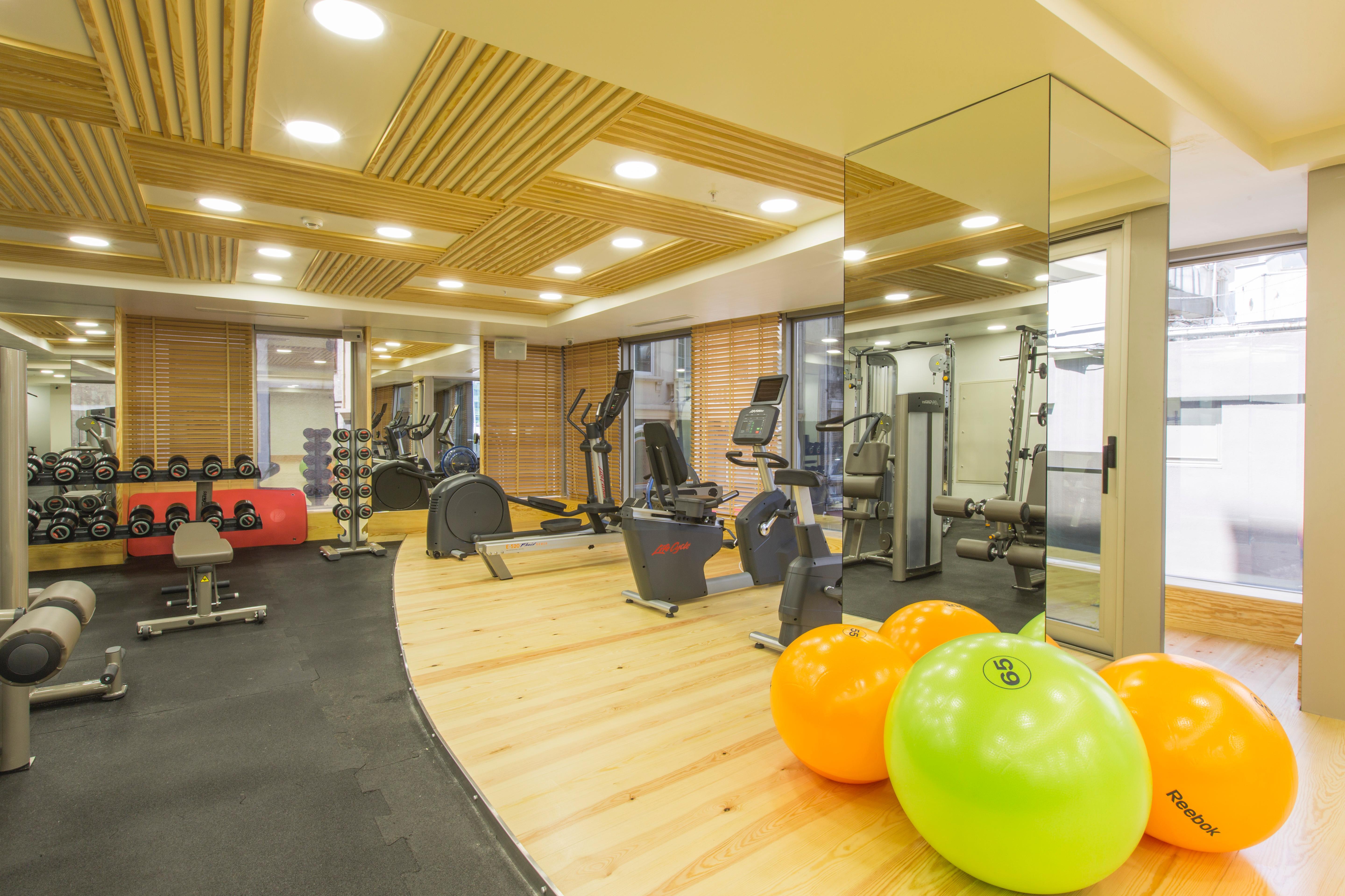 Ramada By Wyndham Istanbul Pera Taksim Hotel Ngoại thất bức ảnh The gym at the hotel