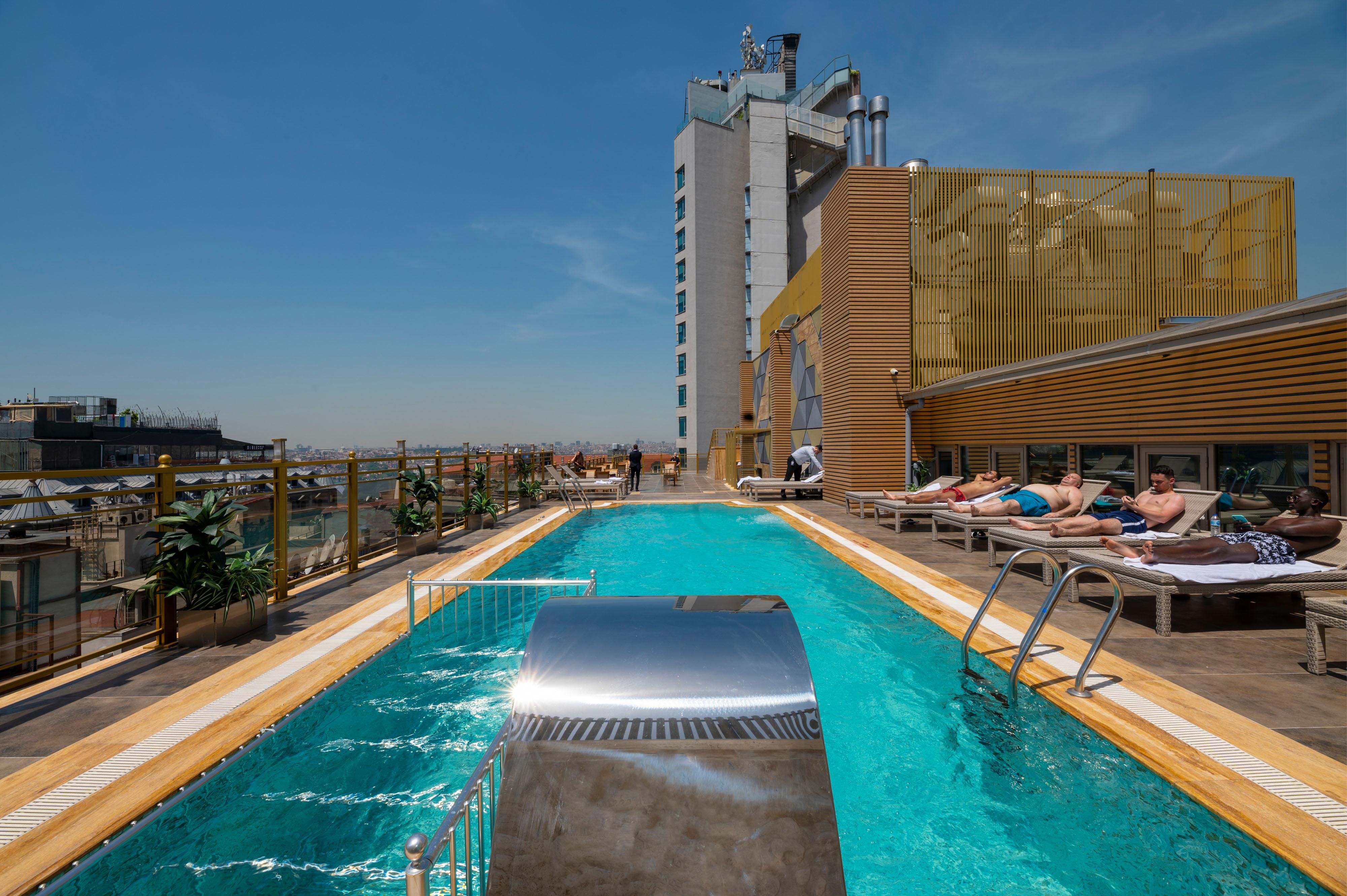 Ramada By Wyndham Istanbul Pera Taksim Hotel Ngoại thất bức ảnh Rooftop pool