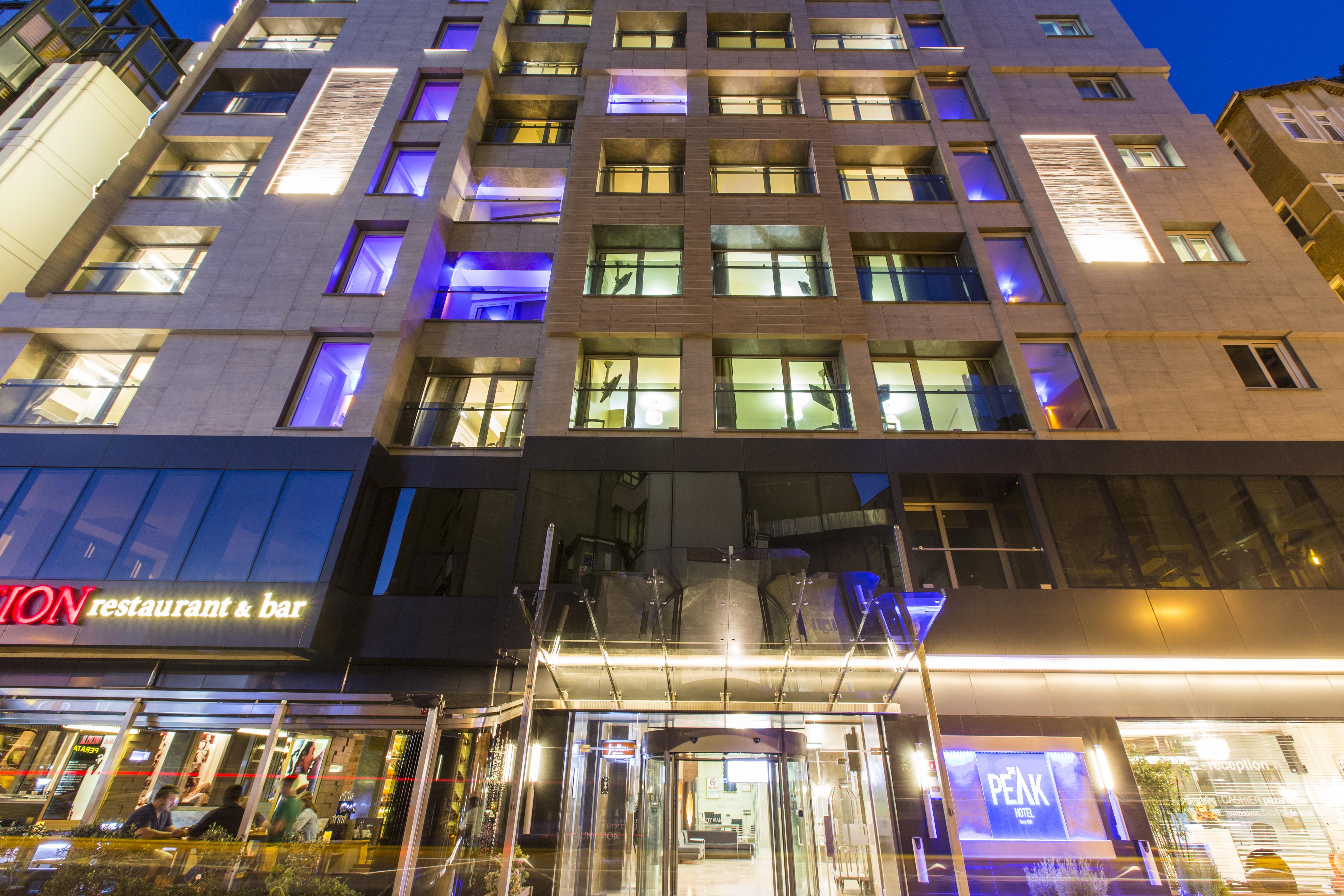 Ramada By Wyndham Istanbul Pera Taksim Hotel Ngoại thất bức ảnh The hotel at night