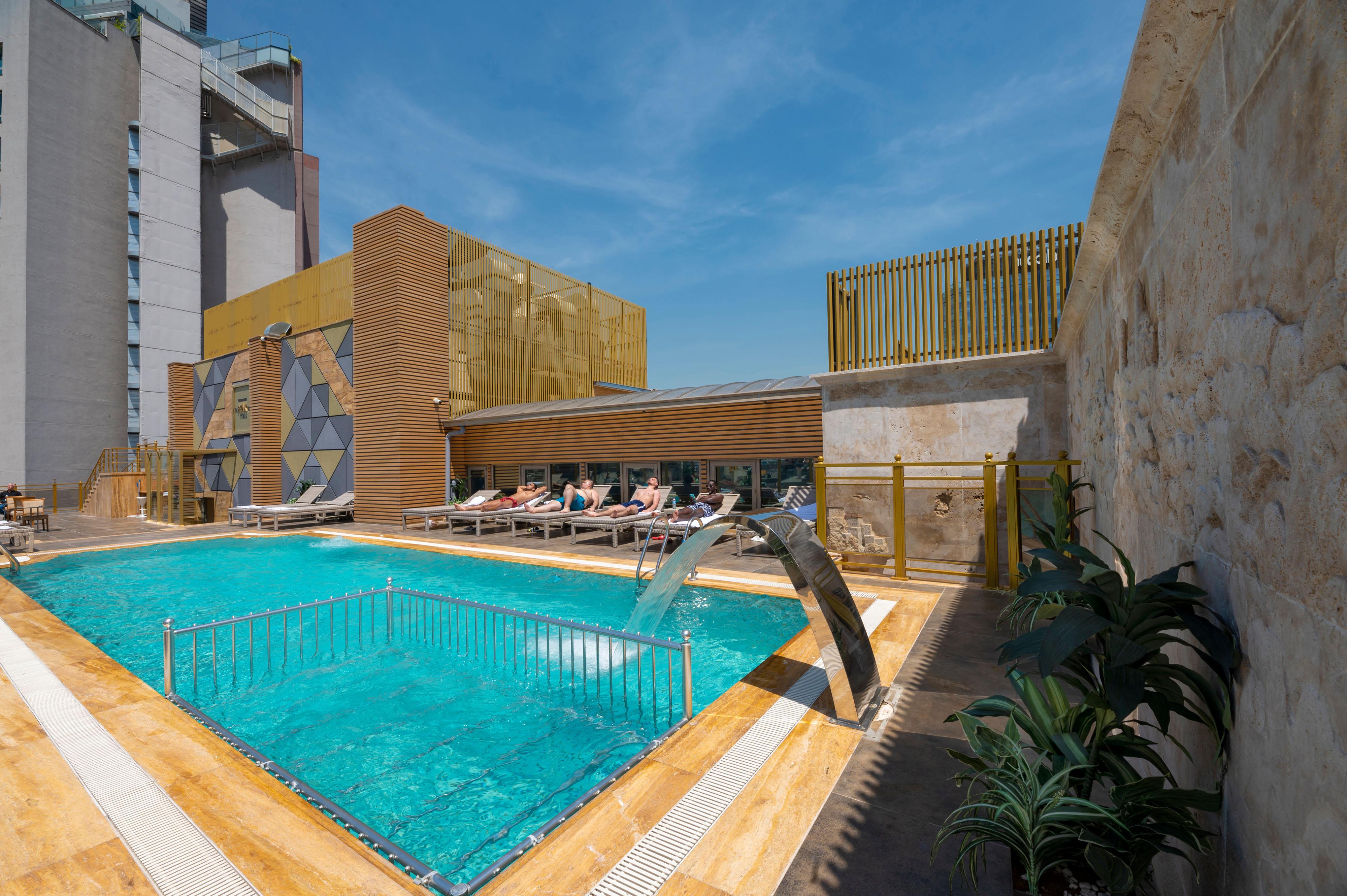 Ramada By Wyndham Istanbul Pera Taksim Hotel Ngoại thất bức ảnh Rooftop pool
