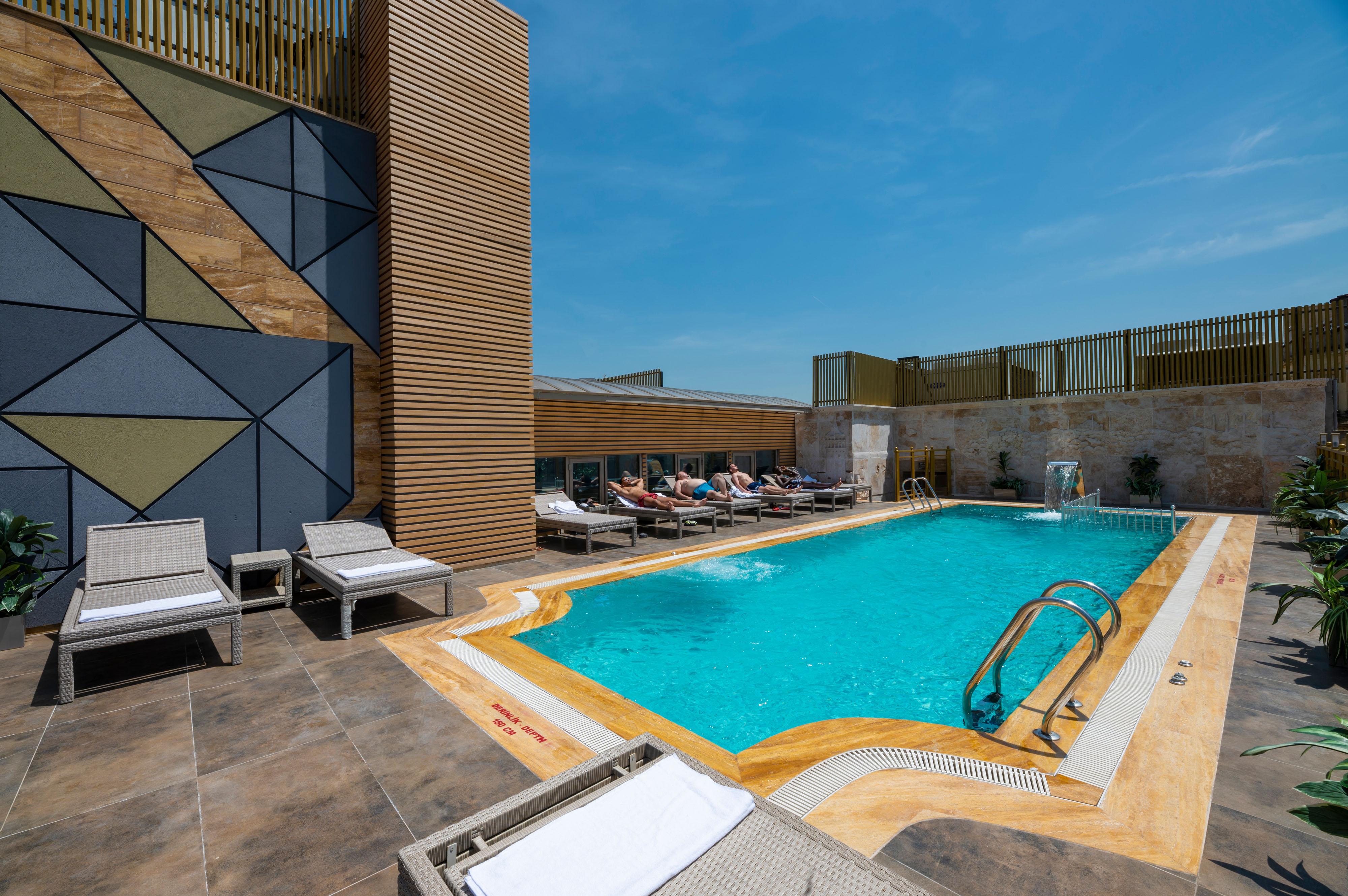 Ramada By Wyndham Istanbul Pera Taksim Hotel Ngoại thất bức ảnh Rooftop pool