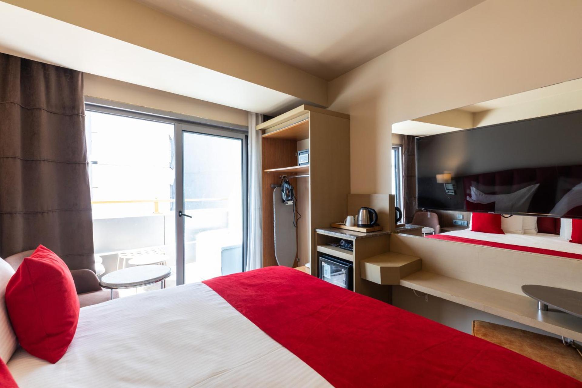 Ramada By Wyndham Istanbul Pera Taksim Hotel Ngoại thất bức ảnh A room at the hotel