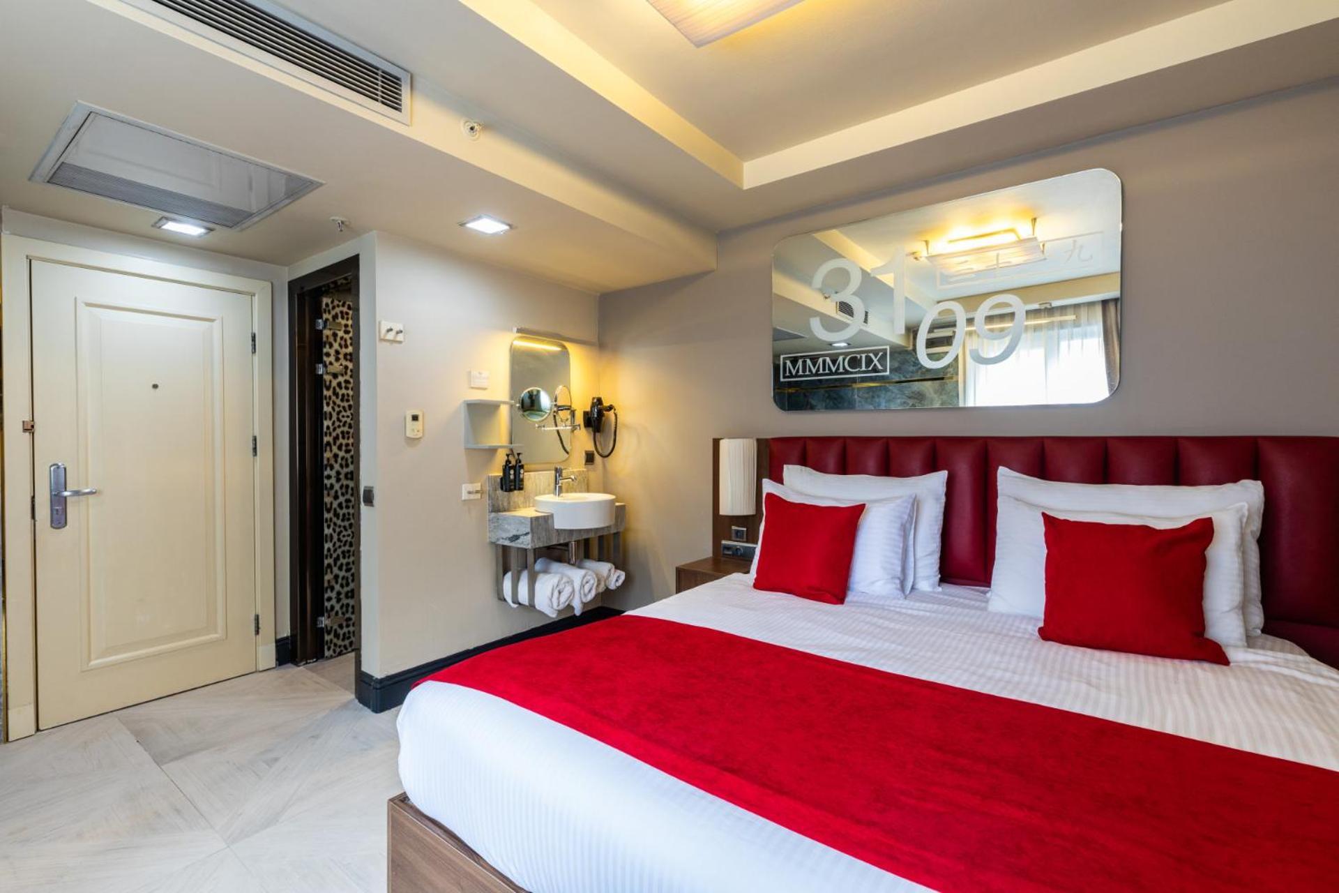 Ramada By Wyndham Istanbul Pera Taksim Hotel Ngoại thất bức ảnh A room at the hotel